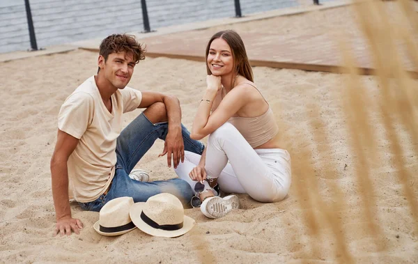 Romantik Bir Çift Şehrin Sahilinde Oturmuş Kameraya Gülümsüyor — Stok fotoğraf