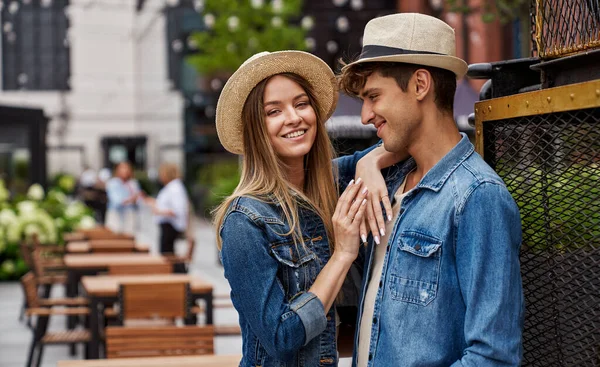 Jong Aantrekkelijk Paar Outdoor Met Plezier — Stockfoto