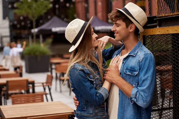 Photo Couple Souriant Attrayant Plein Air — Photo