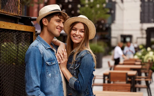 Foto Attraente Coppia Sorridente All Aperto — Foto Stock