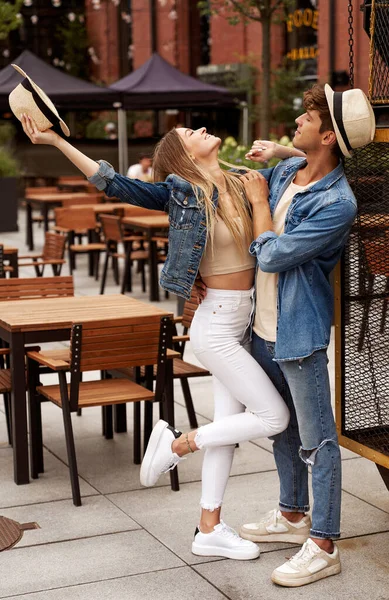 Foto Von Attraktiven Paar Tragen Jeanskleidung Spaß Freien — Stockfoto