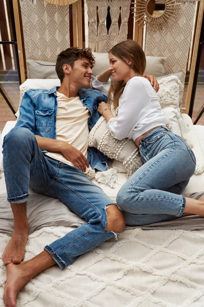 Genç Çekici Bir Çift Yatakta Uzanıyor Sıcak Bir Portakalla Eğleniyorlar — Stok fotoğraf