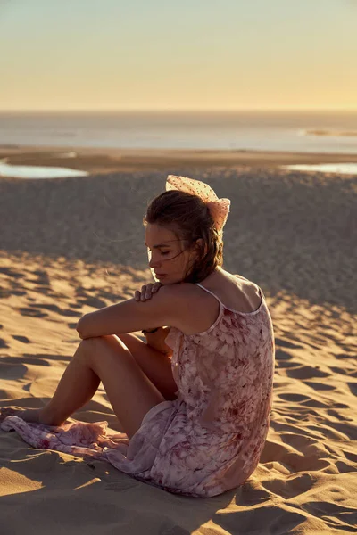 Υπέροχη Φωτογραφία Της Νεαρής Γυναίκας Που Κάθεται Στην Άμμο Στο — Φωτογραφία Αρχείου