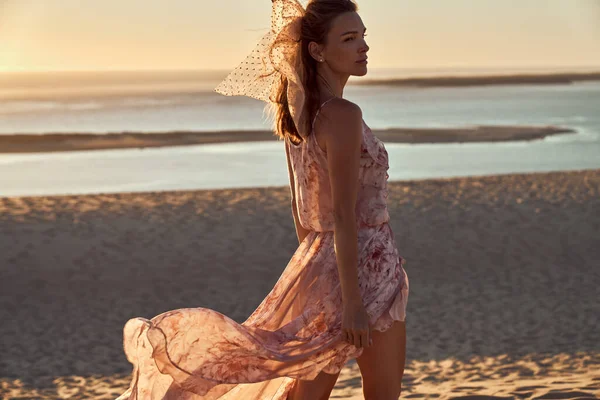 Joven Mujer Moda Caminando Playa Durante Atardecer —  Fotos de Stock