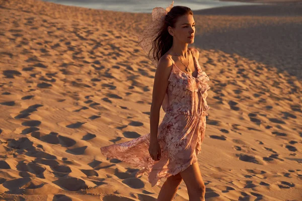 Joven Mujer Moda Caminando Playa Durante Atardecer —  Fotos de Stock