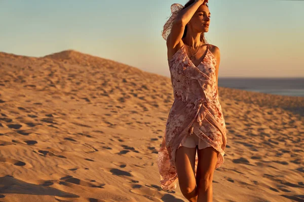 Joven Mujer Moda Caminando Playa Durante Atardecer —  Fotos de Stock