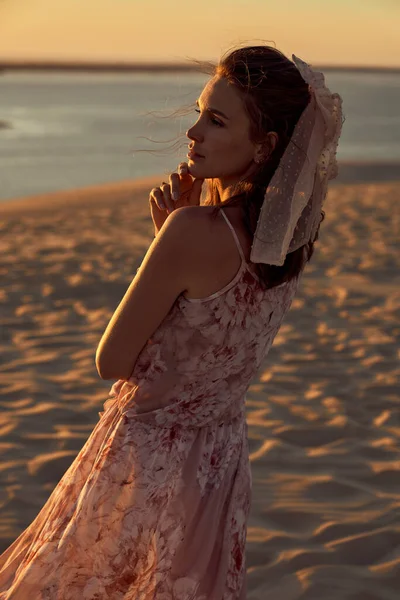 Portret Uroczej Młodej Kobiety Plaży Podczas Zachodu Słońca Obrazek Stockowy