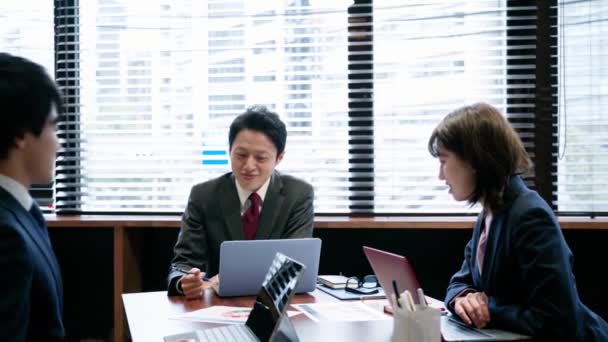 Japanischer Geschäftsmann Bei Einem Meeting — Stockvideo