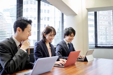 Bilgisayarda çalışan Asyalı iş adamı