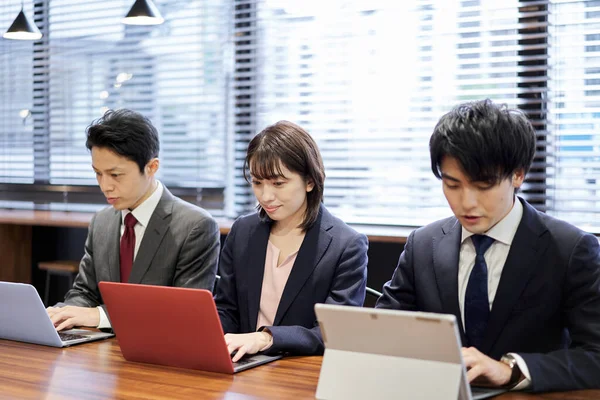 Asiatisk Forretningsperson Som Arbeider Med Datamaskin – stockfoto