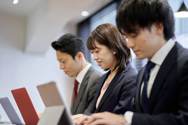 Asiatisk Affärsman Som Arbetar Med Dator — Stockfoto