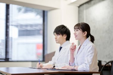 Konferansı dinleyen Asyalı tıbbi personel