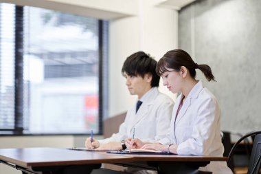 Konferansı dinleyen Asyalı tıbbi personel