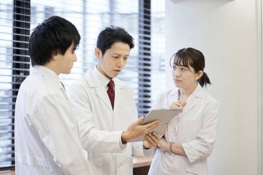 Asyalı tıbbi personel toplantı yapıyor.