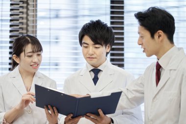 Asyalı tıbbi personel toplantı yapıyor.