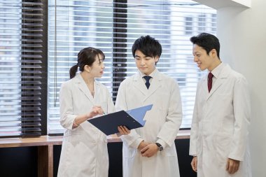 Asyalı tıbbi personel toplantı yapıyor.