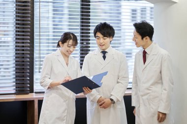 Asyalı tıbbi personel toplantı yapıyor.