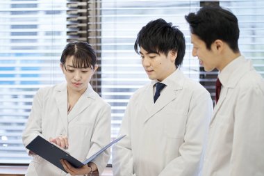 Asyalı tıbbi personel toplantı yapıyor.