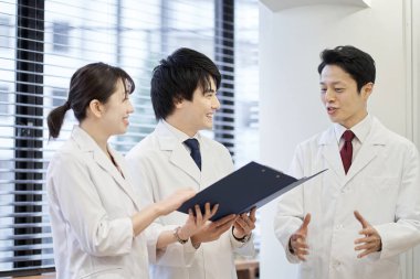 Asyalı tıbbi personel toplantı yapıyor.