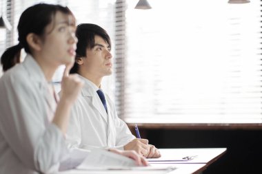 Seminere katılan Asyalı sağlık personeli