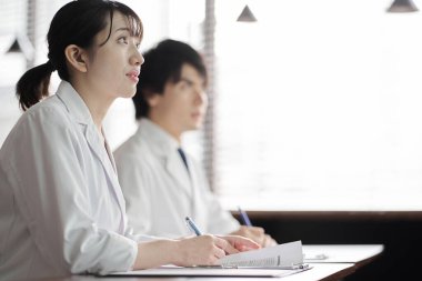 Seminere katılan Asyalı sağlık personeli