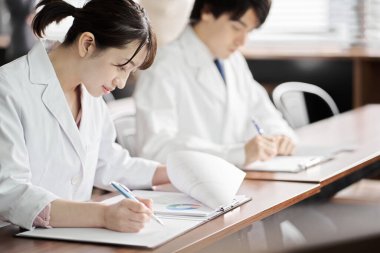 Seminere katılan Asyalı sağlık personeli