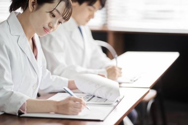 Seminere katılan Asyalı sağlık personeli