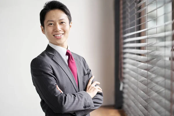 Hombre Negocios Asiático Pie Junto Ventana — Foto de Stock