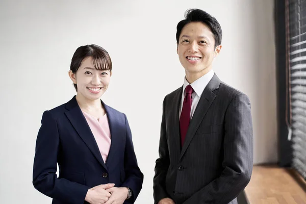 Asiática Negocios Persona Pie Con Una Sonrisa — Foto de Stock