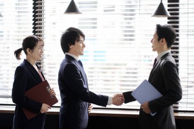 Asya iş kişi el sıkışan