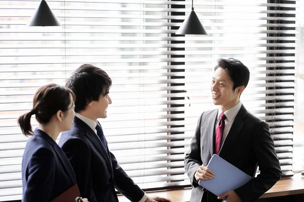 Asian Business Person Talk — Stock Photo, Image