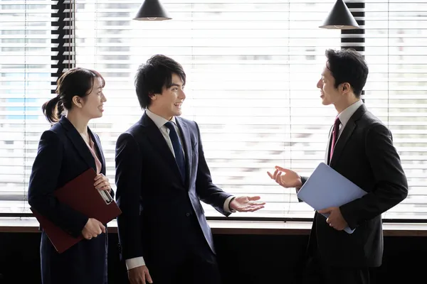 Азиатский Бизнесмен Разговора — стоковое фото