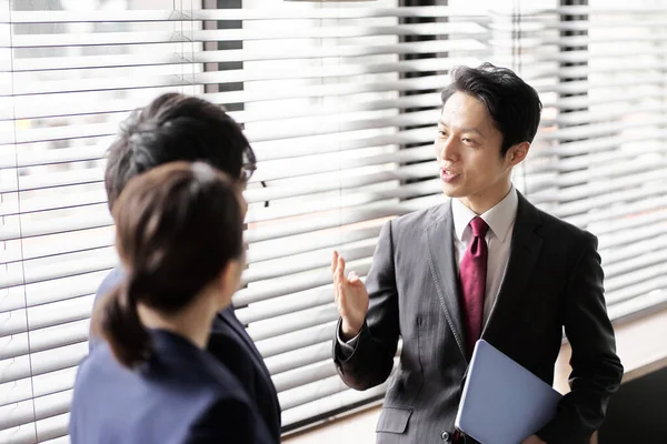 얘기할 아시아 사업가 — 스톡 사진