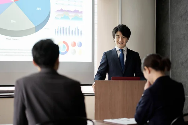 Asiatisk Affärsman Ger Presentation Vid Konferens — Stockfoto