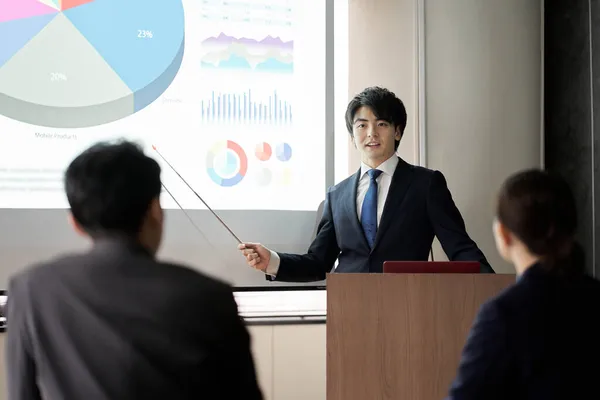 Asiatisk Affärsman Ger Presentation Vid Konferens — Stockfoto