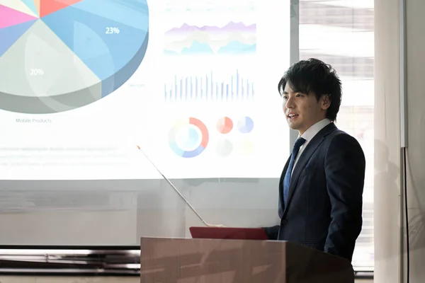 Aziatische Zakenman Geeft Een Presentatie Een Conferentie — Stockfoto