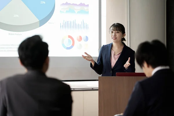 Aziatisch Zakenvrouw Presenteren Een Conferentie — Stockfoto