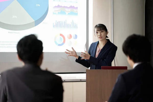 Azji Biznes Kobieta Prezentuje Się Konferencji — Zdjęcie stockowe