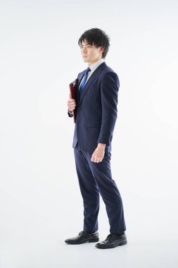 Beyaz arka planda duran Asyalı adam