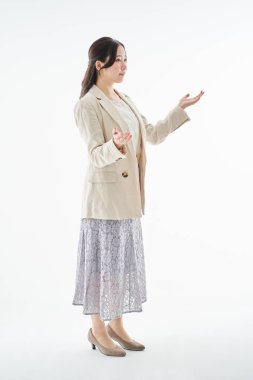 Asyalı kadın kılığında beyaz zemin üzerine