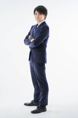 Beyaz arka planda duran Asyalı adam