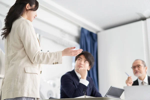 Asian Business Woman Explaining Meeting — Stock Photo, Image