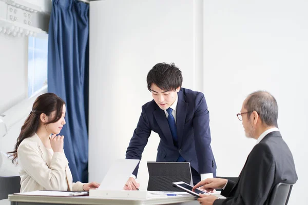 Asiatischer Geschäftsmann Erklärt Bei Einem Treffen — Stockfoto