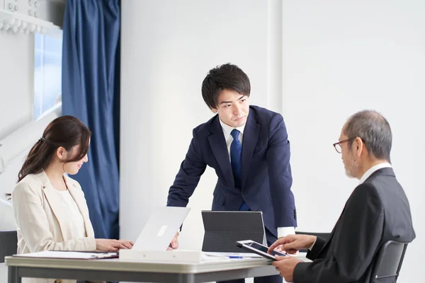 Asian Businessman Explaining Meeting — Stock Photo, Image