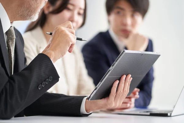 Asian Businessman Explaining Meeting — Stock Photo, Image