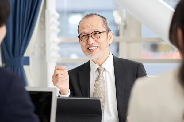 Asiatisk Forretningsmann Forklarer Møte – stockfoto