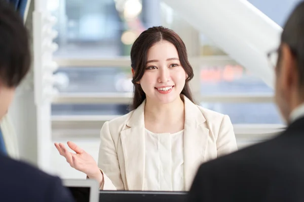 Asiatisk Forretningskvinne Forklarer Møte – stockfoto