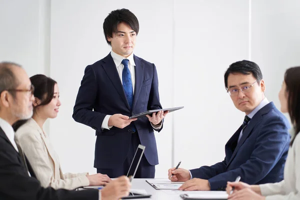 Empresário Asiático Explicando Uma Reunião — Fotografia de Stock