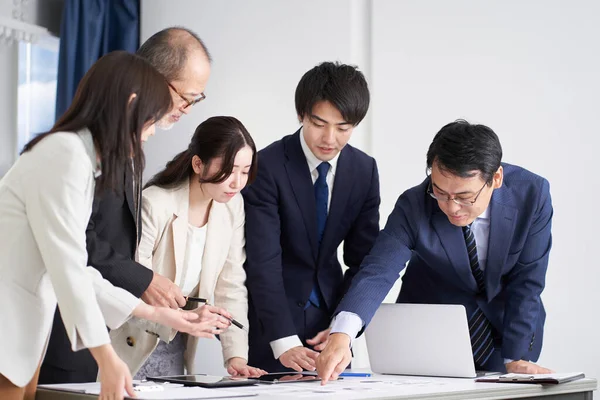 Asian Business Person Explaining Meeting — Stock Photo, Image