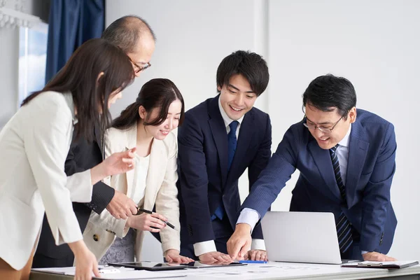 Asian Business Person Explaining Meeting — Stock Photo, Image